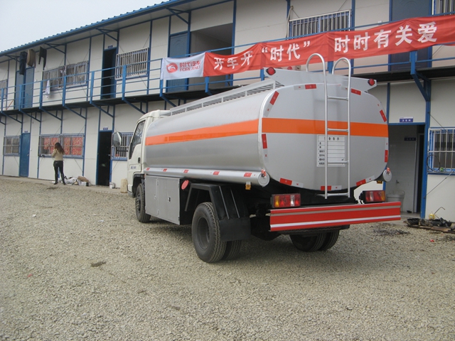 福田領航5噸油罐車