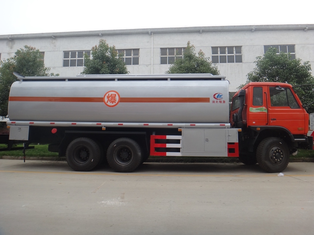 東風15噸油罐車
