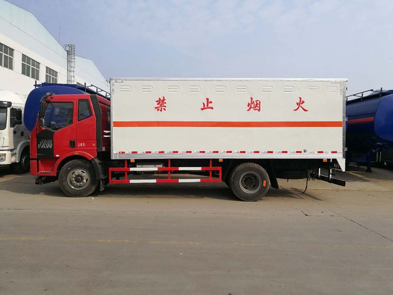 解放6米2(9.9噸)爆破器材車