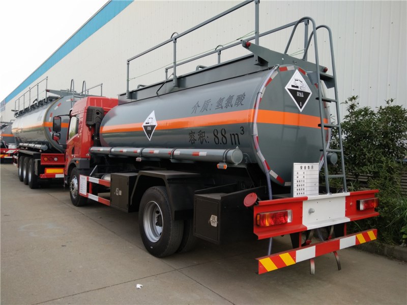 解放龍V CLW5162GFWC5腐蝕性物品罐式運輸車