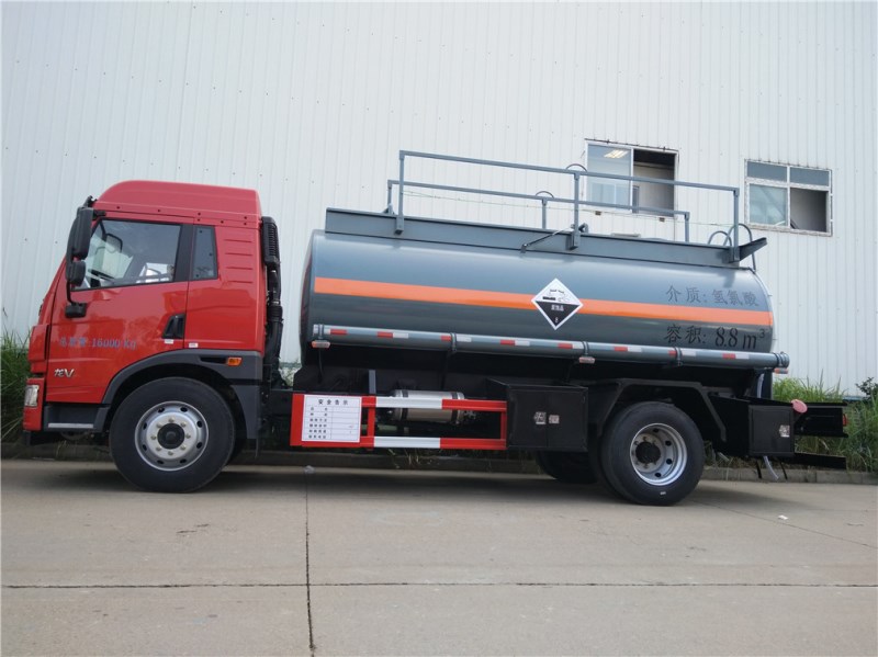 解放龍V CLW5162GFWC5腐蝕性物品罐式運輸車