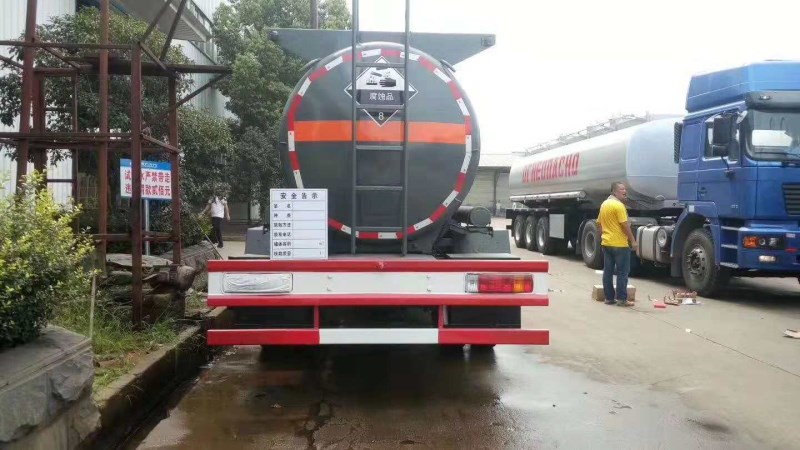 解放單橋8.8方鹽酸運(yùn)輸車(chē)