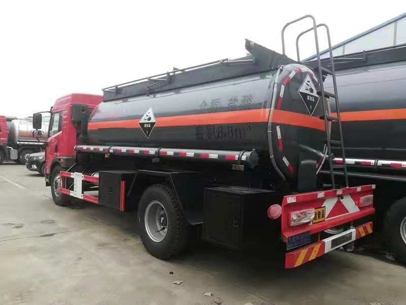 解放單橋8.8方鹽酸運(yùn)輸車(chē)